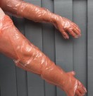 Lange plasthansker som dekker hele armen thumbnail