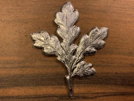 Sølvfarget eikeløv