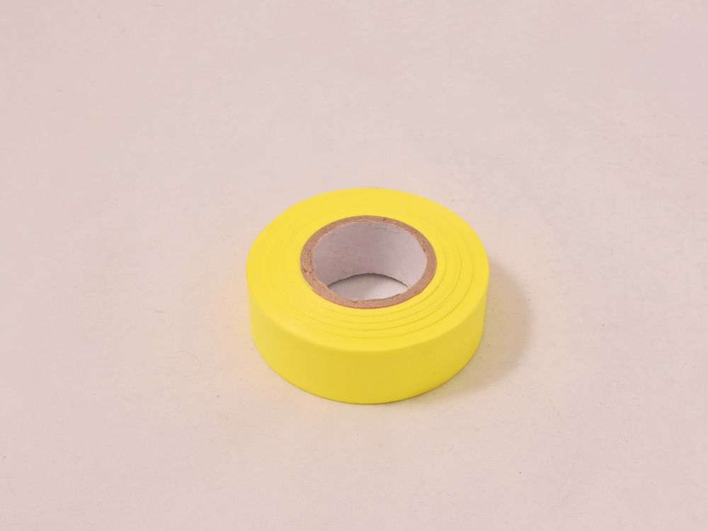 Gult plastbånd som brukes til flagging og markering.
Fluorescent Flagging Tape