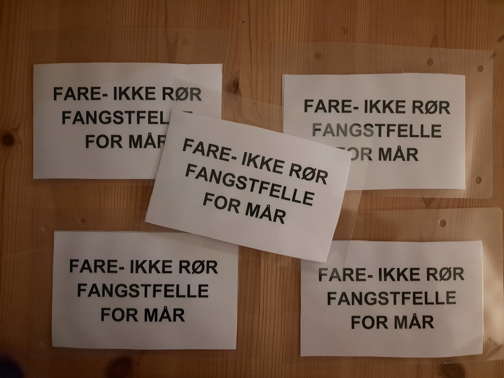 Dette er et laminert ark som man kan sette fast direkte på mårfella eller i nærheten av den. Leveres med 5 stykker i pakken.